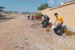 پاکسازی روستای «بلوط آباد» فراشبند از پلاستیک و زباله