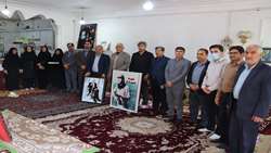 دیدار سرپرست شبکه بهداشت و درمان فراشبند با مادر شهید «حسین زارع» به مناسبت هفته گرامیداشت مقام مادر