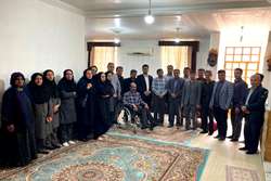 دیدار نوروزی سرپرست و کارکنان شبکه بهداشت و درمان فراشبند با یکی از همکاران دارای معلولیت جسمی