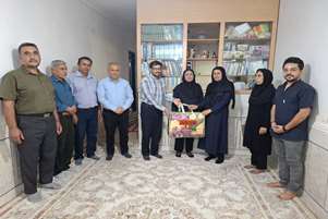 تقدیر از بهورز بازنشسته خانه بهداشت دولت آباد شهرستان فراشبند به مناسبت روز بهورز
