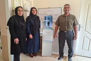 اهدای یک دستگاه آبسردکن به خانه بهداشت دولت‌آباد از سوی بهورز بازنشسته این روستا 